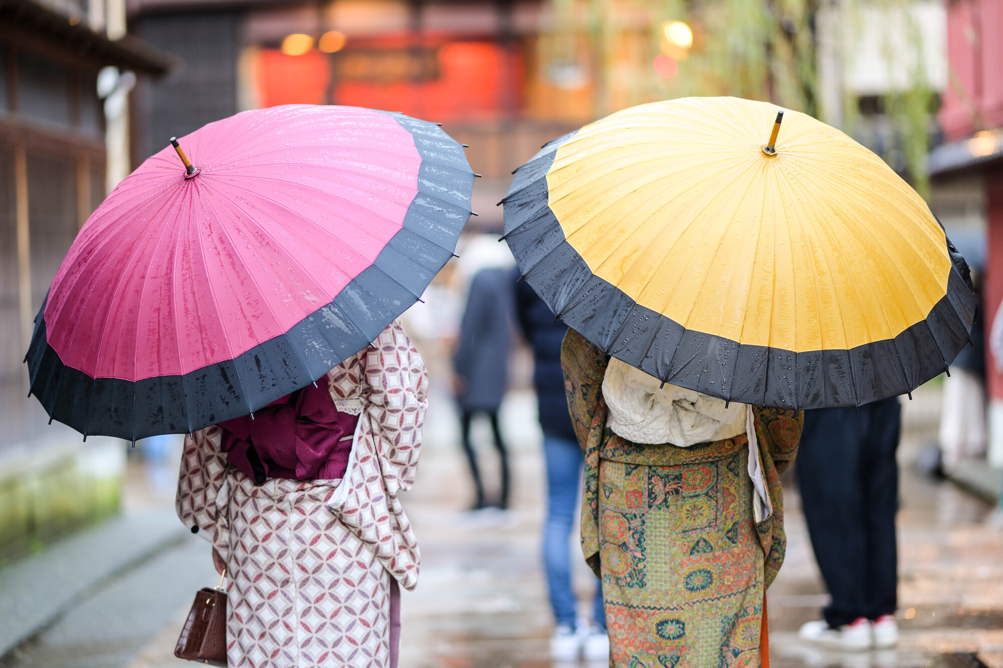 毎年やってくる梅雨。着物を着るときの雨の日対策を紹介